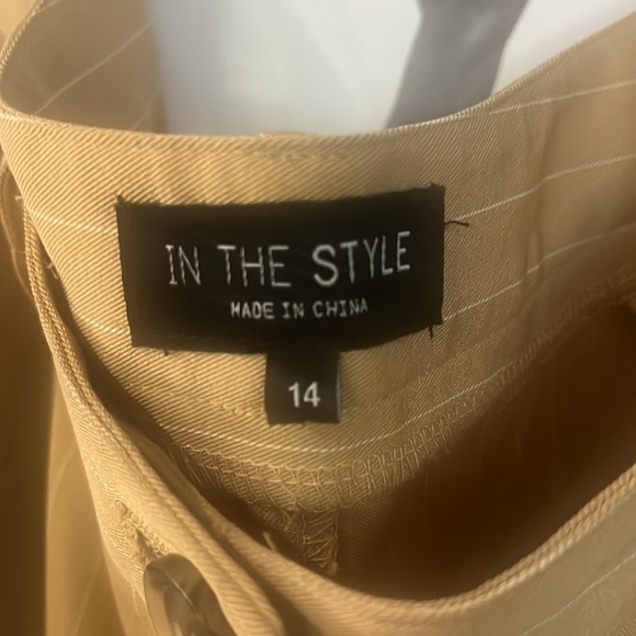 Size 14 ladies Lorna luxe in the style trouser. Has a minor scuff on the back. - Picture 2 of 3